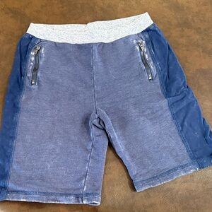 Chaser size 8 Blue Casual Shorts with Zipper Pockets